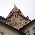 Zamek w Osiecznej - zamek architektonicznie składa się z trzech brył: skrzydła północno-zachodniego, skrzydła południowo-wschodniego i łączącej oba skrzydła części środkowej z wysoką (26 m) wieżą pochodzącą z 1900 r. Jak wskazują źródła ikonograficzne,...