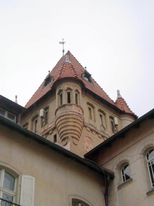 Zamek w Osiecznej - zamek architektonicznie składa się z trzech brył: skrzydła północno-zachodniego, skrzydła południowo-wschodniego i łączącej oba skrzydła części środkowej z wysoką (26 m) wieżą pochodzącą z 1900 r. Jak wskazują źródła ikonograficzne,...