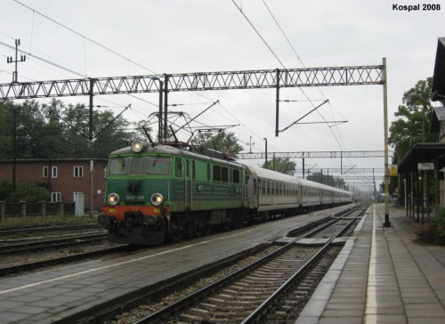 16.08.2008 (Czerwieńsk) EU07-349 odjeżdża z Czerwieńska z pociągiem TLK Zielonogórzanin z Warszawy Wsch - Zielona Góra.