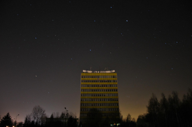 Wieżowiec w Jelczu-Laskowicach nocną porą