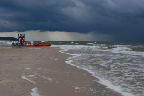 W tym roku lato nas nie rozpieszcza. Częstokroć burze przeganiają z plaży wczasowiczów. Jednakże służby ratownicze WOPR muszą trwać na posterunku nawet w czasie największej burzy. Na zdjęciu plaża w Międzywodziu z nadchodzącą od Międzyzdrojów burzą.