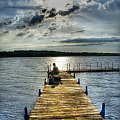 zdjęcie wykonane nad jeziorem Łukcze (pojezierze łęczyńsko-włodawskie). Przedstawia wędkarza łowiącego ryby na pomoście. Słońce przebijające się przez chmury i oświetlające drewniany pomost dało ciekawy efekt :)
