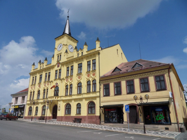 Ratusz w Lomnice n. Popelkou w Czechach #Czechy #miasto #rynek
