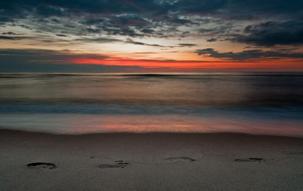 Ślady stóp na plaży w Unieściu.