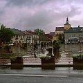 W Szczebrzeszynie znalazłem się okazjonalnie w piękny deszczowy dzień i wyszła z tego mała sesja zdjęciowa. Miasteczko jest bardzo urokliwe o czym mógł się przekonać nie jeden miłośnik Roztocza.