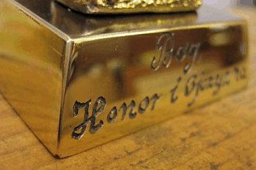 Mosiężna podstawa figurki z dedykacją #bóg #dedykacja #figurka #grawer #honor #ojczyzna #orzeł #statuetka