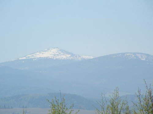 Z Kamiennej Góry widać dobrze Śnieżkę. 21.04.2009r. Trasa 110km