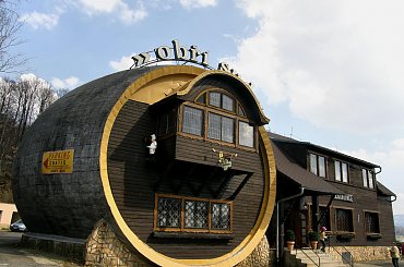 Obri sud - restauracja inne niż wszystkie ;) #śmieszne #Czechy #beczka #restauracja #ObriSud #piwo