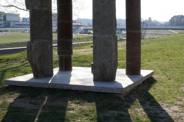 Na brzegu Wilii
Fragment rzeźby Mindaugasa Navakasa /Skirtingu formu sąskambis/ czyli /Współbrzmienie rożnych form/ nazywana tez /Piętrowy/. #Wilno