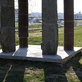 Na brzegu Wilii
Fragment rzeźby Mindaugasa Navakasa /Skirtingu formu sąskambis/ czyli /Współbrzmienie rożnych form/ nazywana tez /Piętrowy/. #Wilno