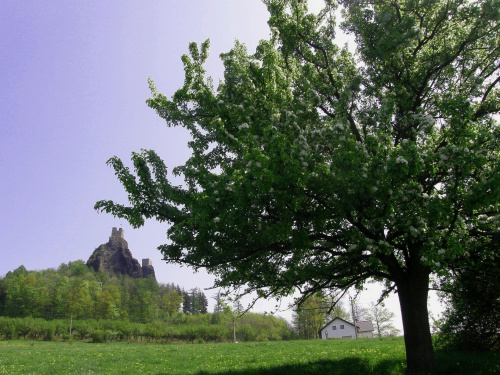 zamek trosky w czeskim raju,niesamowicie umiejscowiony na dwóch olbrzymich skałach #czechy #zamki #ZamekTrosky #CzeskiRaj #natura