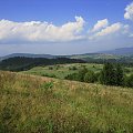 Tri Kopce (824 m.) - widok z grzbietu na północny zachód, w dole niewidoczna wieś Skalité #Kysuce #Słowacja #TriKopce