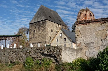 Wieża rycerska w Siedlęcinie #jesień #niebo #Staniszów