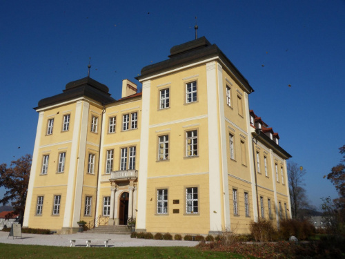 Pałac Łomnica i liści opad :) #Jesień #liście #zabytki