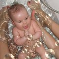 kąpiel w dużej wannie #dziecko #niemowlę