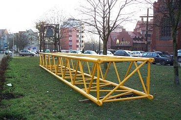 Po rozstawieniu dźwigu okazało się, że jest niepotrzebnie tak wysoki i że można darować sobie jeden element. #MaszynyBudowlane #dźwigi #budownictwo #konstrukcje #wydarzenia #kościoły #SzczecińskaKatedra #Szczecin #Polska