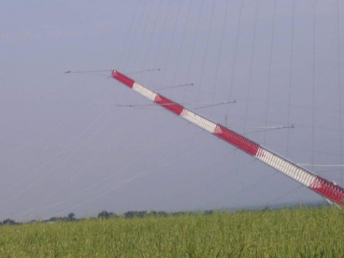 Podnoszenie Masztu Pomiarowego o wys. 100 m do obliczania siły wiatru pod budowę farmy wiatrowej w Szczeglicach.