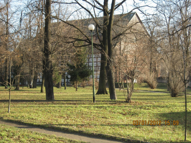 park pokoju na tle kościoła