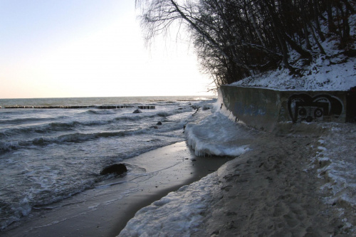 nie dało się przejść. trzeba było trochę się wspiąć. #lód #morze #plaża #woda #zima
