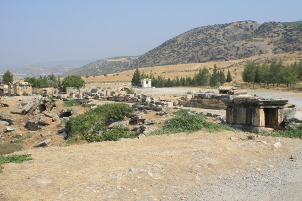 Hierapolis, Nekropola północna - chorzy tak licznie przybywający do leczniczych źródeł Pamukkale nie zawsze wracali do domów po odbytej kuracji... Jeden z największych cmentarzy Anatolii