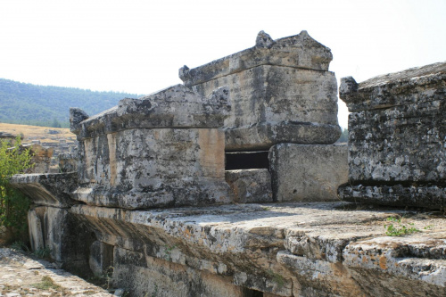 Hierapolis, Nekropola północna - chorzy tak licznie przybywający do leczniczych źródeł Pamukkale nie zawsze wracali do domów po odbytej kuracji... Jeden z największych cmentarzy Anatolii