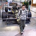 Wystawa bolidów F1 Galeria Bałtycka_ WIktor i Lotus JPS 98T