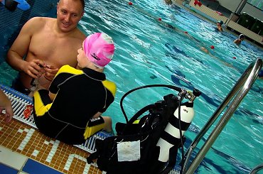 Nauczyciel ze szkoły nurkowania próbuje :) przekonać Marysię do założenia sprzętu :)) #Marysia #Maciek #basen #delfin #czerwiec #nurek #nurkowanie