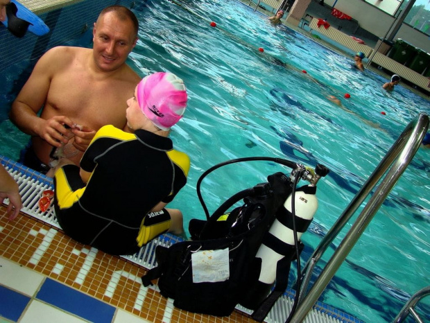 Nauczyciel ze szkoły nurkowania próbuje :) przekonać Marysię do założenia sprzętu :)) #Marysia #Maciek #basen #delfin #czerwiec #nurek #nurkowanie