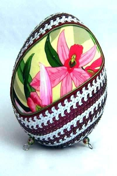 Jaja styropianowe ozdobione cekinami, pasmanterią, motywami biżuterii, kwiatami naturalnymi ( suszonymi) oraz wszystkim czym się da:)))