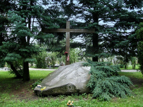 Symboliczny grób Hubala na cmentarzu wojskowym.