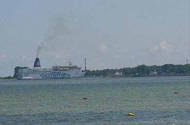 Po lewej żaglowce a po prawej prom wpływa do portu #Statki