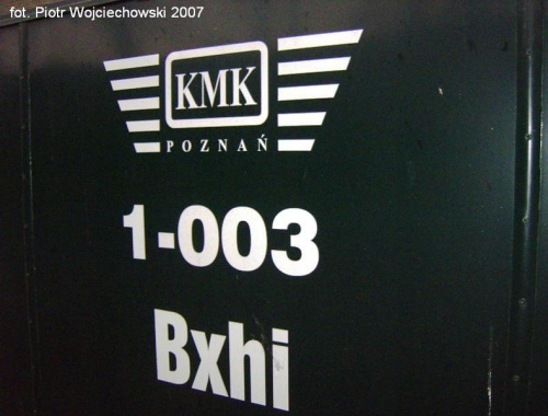 Oznaczenie wagonu z pomostami 1-003 Bxhi