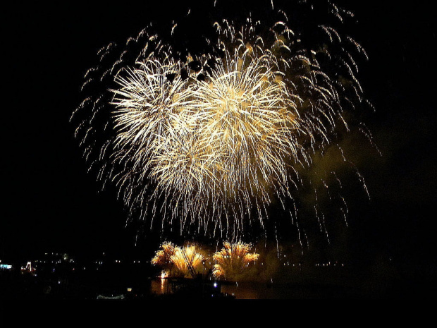 pokaz fajewerków nad Odrą w Szczecinie