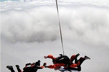 Skok spadochronowy w tandemie niedaleko Warszawy #SkokiSpadochronowe #spadochroniarstwo #przasnysz #KlubSpadochronowyAtmosfera #spadochroniarze #SkokZeSpadochronem #SkokNaSpadochronie #adrenalina #SportyEkstremalne #SkokWTandemie #SkokiTandemowe