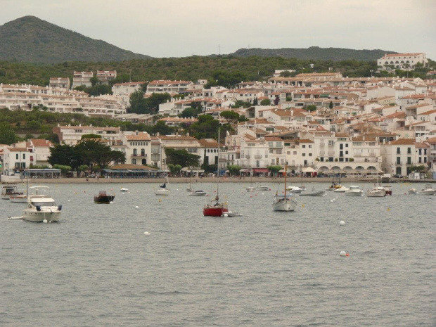 Cadaqués, nadmorskie miasteczko na Costa Brava, do którego latem przyjeżdżali: Pablo Picasso, Garcia Lorca, Luis Bunuel, Albert Einstein, Tomasz Mann, było też ulubionym miejscem Dalego, tu spędzał wakacje jeszcze w dzieciństwie. #CostaBrava