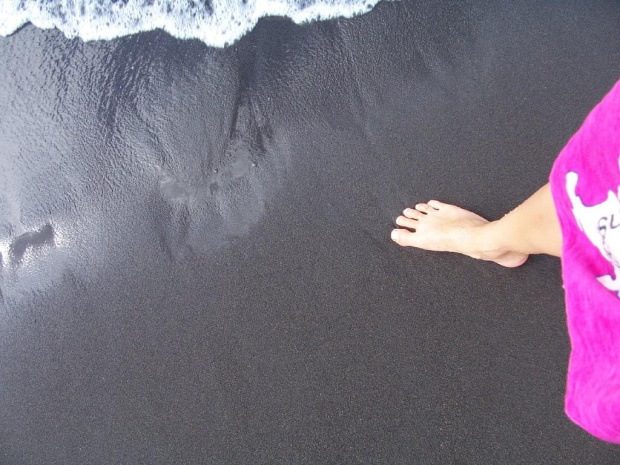 plaża z czarnym piaskiem na Vulcano (Wyspy Eolskie)