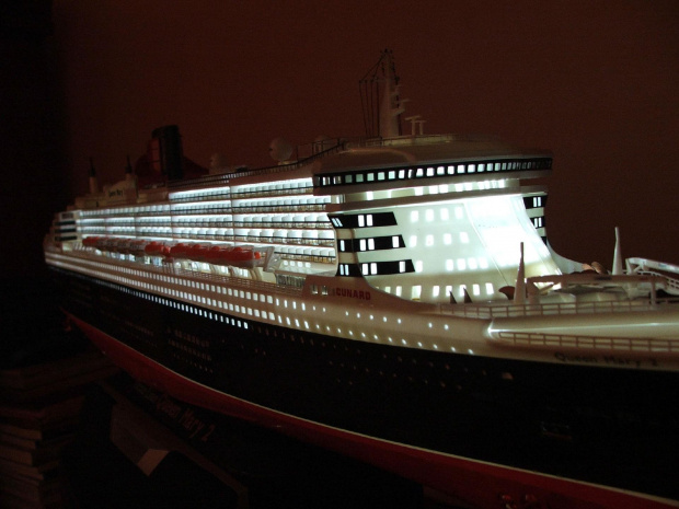 Queen Mary 2. Podświetlenie diodowe. Zasilane płaską baterią przyklejoną do kadłuba