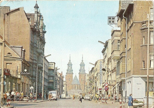 Gniezno_Ulica Bolesława Chrobrego, w głębi gotycka katedra