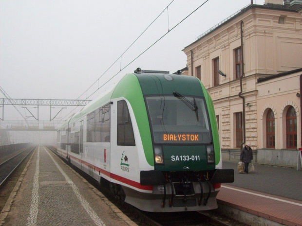 SA133-011 rel Ełk-Białystok stoi na stacji w Białymstoku