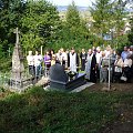 Besko 2009 - modlitwa przy nowym nagrobku parocha Michała Wełyczki na cmentarzu grekokatolickim #Besko #BeskidNiski #cerkwisko #cerkiew