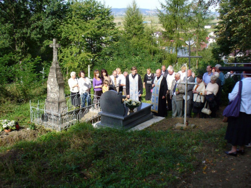 Besko 2009 - modlitwa przy nowym nagrobku parocha Michała Wełyczki na cmentarzu grekokatolickim #Besko #BeskidNiski #cerkwisko #cerkiew
