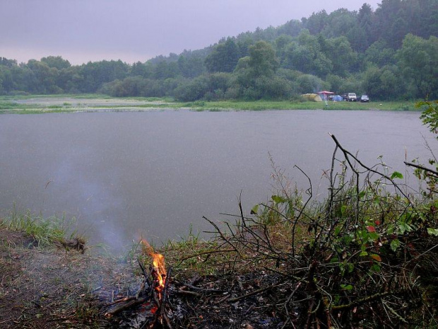 Bug. Gnojno, widok na starorzecze i Łysą Górę w czasie deszczu #Bug