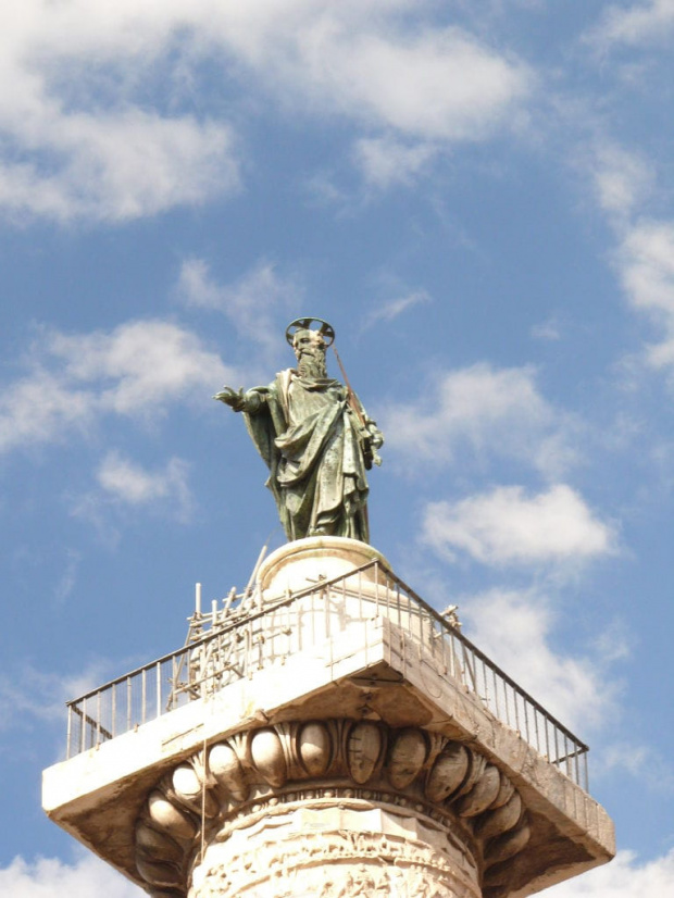 Kolumna Marka Aureliusza - posąg cesarza zastąpiono w 1589 r. figurą Św. Pawła #Rzym #Włochy
