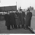 Aktorzy radiowi i filmowi Henryk Vogelfanger ( Tońko ) ( w środku ) i Kazimierz Wajda ( Szczepko ) ( 2. z prawej ) z grupą mężczyzn na dachu Pałacu Prasy w Krakowie_03.1935 r.