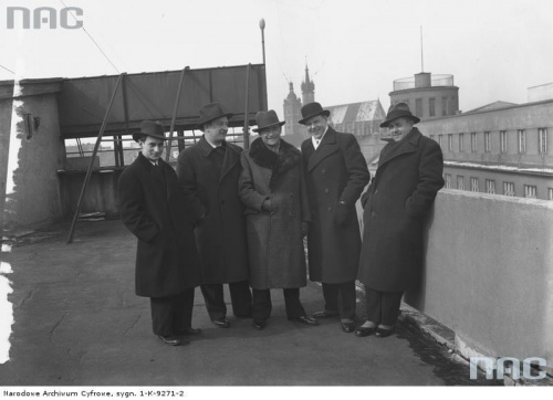 Aktorzy radiowi i filmowi Henryk Vogelfanger ( Tońko ) ( w środku ) i Kazimierz Wajda ( Szczepko ) ( 2. z prawej ) z grupą mężczyzn na dachu Pałacu Prasy w Krakowie_03.1935 r.