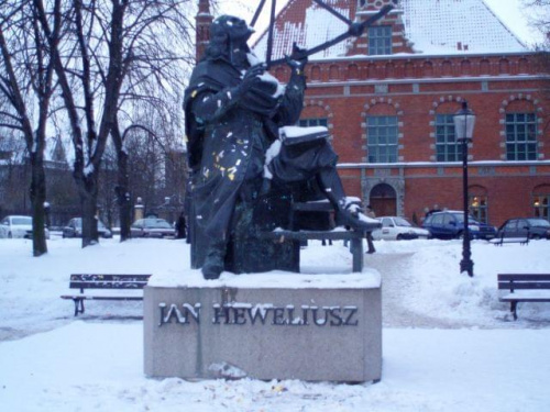 Pomnik astronoma Jana Heweliusza (1611-1687) przed Ratuszem Staromiejskim w Gdańsku.
