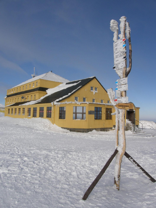 Dom Śląski lub też Schronisko pod Śnieżką wg innej nazwy #karkonosze #zima #góry
