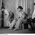 Aktorzy od lewej: Józef Węgrzyn, Jerzy Pichelski i Kazimierz Pawłowski w scenie z rewii " Dylu, dylu na badylu " w Teatrzyku rewiowym " Złoty Ul " w Warszawie_06.1941 r.