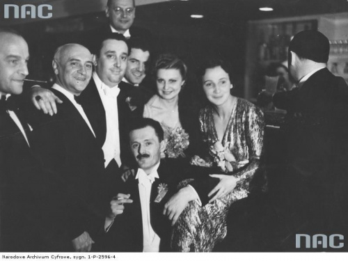 Aktorzy widoczni m.in. Józef Orwid ( 2. z lewej ), Adam Brodzisz ( 5. z lewej ) i Maria Bogda ( 3. z prawej ). Bal filmu polskiego w Warszawie_02.1938 r.