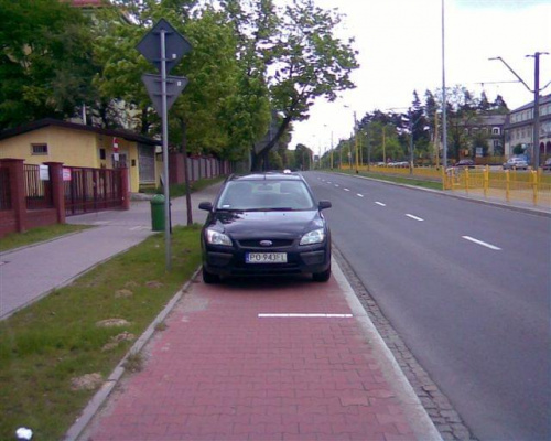 Jazda nielicznymi i marnymi ścieżkami rowerowymi jest dodatkowo utrudniana przez takich osobników...